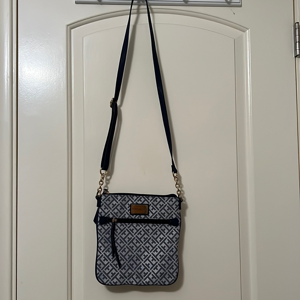 (GIVEN AWAY) Tommy Hilfiger Crossbody Bag